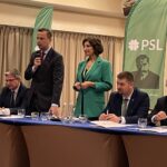 14.11.2021. Kielce. Wojewódzki zjazd PSL. Na zdjęciu (od lewej): Grzegorz Dziubek - burmistrz Włoszczowy, Adam Jarubas - europoseł PSL, Władysław Kosiniak-Kamysz - prezes PSL i Agata Binkowska - radna Sejmiku Województwa Świętokrzyskiego, Marek Godowski, Czesław Siekierski - poseł Polskiego Stronnictwa Ludowego / Michał Kita / Radio Kielce