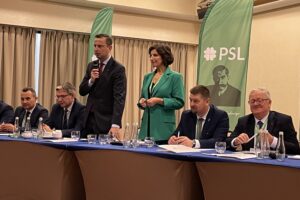 14.11.2021. Kielce. Wojewódzki zjazd PSL. Na zdjęciu (od lewej): Grzegorz Dziubek - burmistrz Włoszczowy, Adam Jarubas - europoseł PSL, Władysław Kosiniak-Kamysz - prezes PSL i Agata Binkowska - radna Sejmiku Województwa Świętokrzyskiego, Marek Godowski, Czesław Siekierski - poseł Polskiego Stronnictwa Ludowego / Michał Kita / Radio Kielce