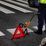 Zderzenie samochodu z motorowerem. Mężczyzna trafił do szpitala