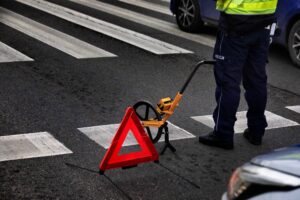 Zderzenie samochodu z motorowerem. Mężczyzna trafił do szpitala