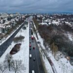 30.11.2021. Kielce. Pierwszy śnieg na kieleckich ulicach. Aleja Popiełuszki / Jarosław Kubalski / Radio Kielce