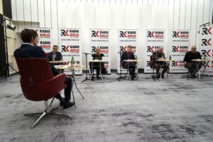 28.11.2021. Studio Polityczne Radia Kielce. Na zdjęciu (od lewej): Michał Kita - Radio Kielce, Tomasz Pleban - PiS, Anna Myślińska - Platforma Obywatelska, Koalicja Obywatelska, Łukasz Wasilewski - Konfederacja, Ruch Narodowy, Czesław Siekierski - PSL, Jacek Skórski - Nowa Lewica / Sebastian Kalwat / Radio Kielce