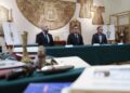 Pamiątki po zakładach „Iskra” dla wszystkich kielczan - Radio Kielce 18.11.2021. Kielce. Przekazanie pamiątek po FŁT ISKRA do Muzeum Historii Kielc. Na zdjęciu (od lewej): Marcin Stroński - dyrektor ds. wsparcia produkcji NSK Bearings Polska S.A., Andrzej Gajdziński - prezes zarządu NSK Bearings Polska S.A., Grzegorz Maciągowski – dyrektor Muzeum Historii Kielc / Wiktor Taszłow / Radio Kielce
