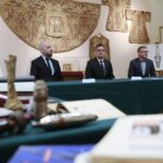 18.11.2021. Kielce. Przekazanie pamiątek po FŁT ISKRA do Muzeum Historii Kielc. Na zdjęciu (od lewej): Marcin Stroński - dyrektor ds. wsparcia produkcji NSK Bearings Polska S.A., Andrzej Gajdziński - prezes zarządu NSK Bearings Polska S.A., Grzegorz Maciągowski – dyrektor Muzeum Historii Kielc / Wiktor Taszłow / Radio Kielce