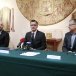 18.11.2021. Kielce. Przekazanie pamiątek po FŁT ISKRA do Muzeum Historii Kielc. Na zdjęciu (od lewej): Marcin Stroński - dyrektor ds. wsparcia produkcji NSK Bearings Polska S.A., Andrzej Gajdziński - prezes zarządu NSK Bearings Polska S.A., Grzegorz Maciągowski – dyrektor Muzeum Historii Kielc / Wiktor Taszłow / Radio Kielce