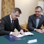 18.11.2021. Kielce. Przekazanie pamiątek po FŁT ISKRA do Muzeum Historii Kielc. Na zdjęciu (od lewej): Andrzej Gajdziński - prezes zarządu NSK Bearings Polska S.A., Grzegorz Maciągowski – dyrektor Muzeum Historii Kielc / Wiktor Taszłow / Radio Kielce