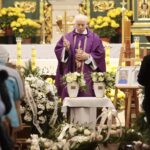 22.11.2021. Włoszczowa. Pogrzeb 6-letniego Alana i 5-letniego Szymona, chłopców którzy zginęli w pożarze / Wiktor Taszłow / Radio Kielce