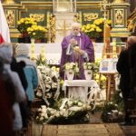 22.11.2021. Włoszczowa. Pogrzeb 6-letniego Alana i 5-letniego Szymona, chłopców którzy zginęli w pożarze / Wiktor Taszłow / Radio Kielce