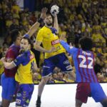 24.11.2021. Kielce. Mecz: Łomża Vive Kielce - FC Barcelona. Na zdjęciu (w środku): Branko Vujović / Wiktor Taszłow / Radio Kielce