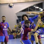 24.11.2021. Kielce. Mecz: Łomża Vive Kielce - FC Barcelona. Na zdjęciu (z prawej): Szymon Sićko / Wiktor Taszłow / Radio Kielce