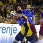 24.11.2021. Kielce. Mecz: Łomża Vive Kielce - FC Barcelona. Na zdjęciu: Nicolas Tournat / Wiktor Taszłow / Radio Kielce