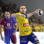 24.11.2021. Kielce. Mecz: Łomża Vive Kielce - FC Barcelona. Na zdjęciu: Arkadiusz Moryto / Wiktor Taszłow / Radio Kielce