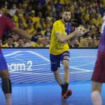 24.11.2021. Kielce. Mecz: Łomża Vive Kielce - FC Barcelona. Na zdjęciu: Branko Vujović / Wiktor Taszłow / Radio Kielce