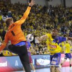 24.11.2021. Kielce. Mecz: Łomża Vive Kielce - FC Barcelona. Na zdjęciu: Dylan Nahi / Wiktor Taszłow / Radio Kielce