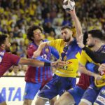 24.11.2021. Kielce. Mecz: Łomża Vive Kielce - FC Barcelona. Na zdjęciu (z piłką): Branko Vujović / Fot. Wiktor Taszłow - Radio Kielce