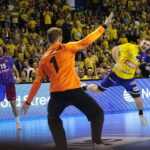 24.11.2021. Kielce. Mecz: Łomża Vive Kielce - FC Barcelona. Na zdjęciu (z piłką): Arkadiusz Moryto / Wiktor Taszłow / Radio Kielce