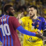 24.11.2021. Kielce. Mecz: Łomża Vive Kielce - FC Barcelona. Na zdjęciu (z prawej): Nicolas Tournat / Wiktor Taszłow / Radio Kielce