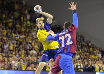 24.11.2021. Kielce. Mecz: Łomża Vive Kielce - FC Barcelona. Na zdjęciu (z lewej): Alex Dujszebajew / Wiktor Taszłow / Radio Kielce