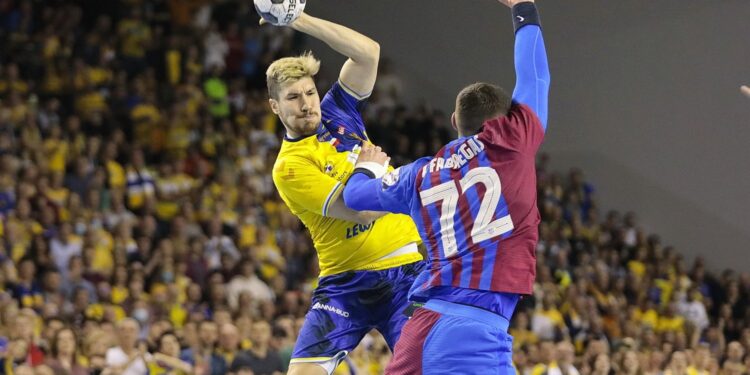 24.11.2021. Kielce. Mecz: Łomża Vive Kielce - FC Barcelona. Na zdjęciu (z lewej): Alex Dujszebajew / Wiktor Taszłow / Radio Kielce