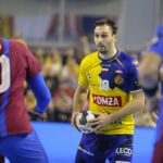 24.11.2021. Kielce. Mecz: Łomża Vive Kielce - FC Barcelona. Na zdjęciu: Igor Karacić / Wiktor Taszłow / Radio Kielce