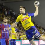 24.11.2021. Kielce. Mecz: Łomża Vive Kielce - FC Barcelona. Na zdjęciu (z piłką): Arkadiusz Moryto / Wiktor Taszłow / Radio Kielce