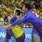 24.11.2021. Kielce. Mecz: Łomża Vive Kielce - FC Barcelona. Na zdjęciu (z piłką): Alex Dujszebajew / Wiktor Taszłow / Radio Kielce