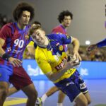 24.11.2021. Kielce. Mecz: Łomża Vive Kielce - FC Barcelona. Na zdjęciu (z piłką): Sigvaldi Gudjonsson / Wiktor Taszłow / Radio Kielce