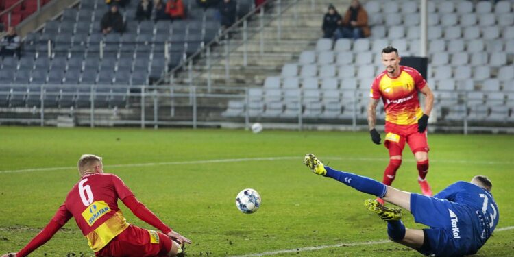 24.11.2021. Kielce. Mecz Fortuna 1 Ligi: Korona Kielce - GKS Tychy / Wiktor Taszłow / Radio Kielce