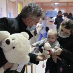 25.11.2021. Kielce. Fundacja "Błękitny Promyk Nadziei"  przekazuje prezenty dzieciom na oddziale onko-hematologicznym. Na zdjęciu (z lewej): Krzysztof Słoń - senator / Wiktor Taszłow / Radio Kielce