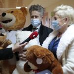 25.11.2021. Kielce. Fundacja "Błękitny Promyk Nadziei"  przekazuje prezenty dzieciom na oddziale onko-hematologicznym. Na zdjęciu (od lewej): Krzysztof Słoń - senator, Irena Marcisz - wójt Łopuszna / Wiktor Taszłow / Radio Kielce