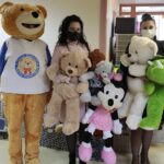 25.11.2021. Kielce. Fundacja "Błękitny Promyk Nadziei"  przekazuje prezenty dzieciom na oddziale onko-hematologicznym / Wiktor Taszłow / Radio Kielce