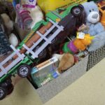 25.11.2021. Kielce. Fundacja "Błękitny Promyk Nadziei"  przekazuje prezenty dzieciom na oddziale onko-hematologicznym / Wiktor Taszłow / Radio Kielce