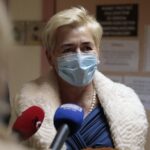 25.11.2021. Kielce. Fundacja "Błękitny Promyk Nadziei"  przekazuje prezenty dzieciom na oddziale onko-hematologicznym. Na zdjęciu: Irena Marcisz - wójt Łopuszna / Wiktor Taszłow / Radio Kielce