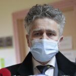 25.11.2021. Kielce. Fundacja "Błękitny Promyk Nadziei"  przekazuje prezenty dzieciom na oddziale onko-hematologicznym. Na zdjęciu: Krzysztof Słoń - senator / Wiktor Taszłow / Radio Kielce