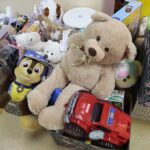 25.11.2021. Kielce. Fundacja "Błękitny Promyk Nadziei"  przekazuje prezenty dzieciom na oddziale onko-hematologicznym / Wiktor Taszłow / Radio Kielce