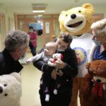 25.11.2021. Kielce. Fundacja "Błękitny Promyk Nadziei"  przekazuje prezenty dzieciom na oddziale onko-hematologicznym. Na zdjęciu: Krzysztof Słoń - senator (z lewej), Irena Marcisz - wójt Łopuszna (z prawej) / Wiktor Taszłow / Radio Kielce