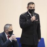 26.11.2021. Kielce. Wręczenie nagród w XXVIII Konkursie Wiedzy o Bezpieczeństwie, Ratownictwie i Obronie Cywilnej. Na zdjęciu (od lewej): Zbigniew Koniusz - wojewoda świętokrzyski, Krzysztof Ciosek - świętokrzyski Komendant Wojewódzki Państwowej Straży Pożarnej / Wiktor Taszłow / Radio Kielce