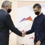 26.11.2021. Kielce. Wręczenie nagród w XXVIII Konkursie Wiedzy o Bezpieczeństwie, Ratownictwie i Obronie Cywilnej. Na zdjęciu (od lewej): Zbigniew Koniusz - wojewoda świętokrzyski, Jacek Warszawski - miejsce czwarte / Wiktor Taszłow / Radio Kielce