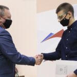 26.11.2021. Kielce. Wręczenie nagród w XXVIII Konkursie Wiedzy o Bezpieczeństwie, Ratownictwie i Obronie Cywilnej. Na zdjęciu (od lewej): Robert Sabat - dyrektor Wydziału Bezpieczeństwa i Zarządzania Kryzysowego w Świętokrzyskim Urzędzie Wojewódzkim w Kielcach, Jacek Warszawski - miejsce czwarte / Wiktor Taszłow / Radio Kielce