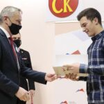 26.11.2021. Kielce. Wręczenie nagród w XXVIII Konkursie Wiedzy o Bezpieczeństwie, Ratownictwie i Obronie Cywilnej. Na zdjęciu (od lewej): Zbigniew Koniusz - wojewoda świętokrzyski, Bartłomiej Przyłucki -  miejsce czwarte / Wiktor Taszłow / Radio Kielce