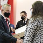 26.11.2021. Kielce. Wręczenie nagród w XXVIII Konkursie Wiedzy o Bezpieczeństwie, Ratownictwie i Obronie Cywilnej. Na zdjęciu (od lewej): Zbigniew Koniusz - wojewoda świętokrzyski, Natalia Jasik - miejsce czwarte / Wiktor Taszłow / Radio Kielce