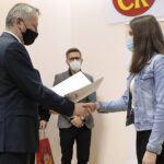 26.11.2021. Kielce. Wręczenie nagród w XXVIII Konkursie Wiedzy o Bezpieczeństwie, Ratownictwie i Obronie Cywilnej. Na zdjęciu (od lewej): Zbigniew Koniusz - wojewoda świętokrzyski, Weronika Mroczkiewicz - miejsce trzecie / Wiktor Taszłow / Radio Kielce