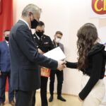 26.11.2021. Kielce. Wręczenie nagród w XXVIII Konkursie Wiedzy o Bezpieczeństwie, Ratownictwie i Obronie Cywilnej. Na zdjęciu (od lewej): Zbigniew Koniusz - wojewoda świętokrzyski, Michalina Pardoła - miejsce drugie / Wiktor Taszłow / Radio Kielce