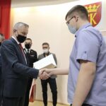 26.11.2021. Kielce. Wręczenie nagród w XXVIII Konkursie Wiedzy o Bezpieczeństwie, Ratownictwie i Obronie Cywilnej. Na zdjęciu (od lewej): Zbigniew Koniusz - wojewoda świętokrzyski, Przemysław Stelmaszczyk - miejsce pierwsze / Wiktor Taszłow / Radio Kielce