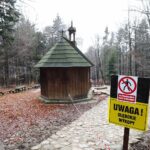 28.11.2021. Święta Katarzyna. Remont wokół kapliczki / Wiktor Taszlow / Radio Kielce