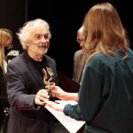 26.11.2021. Kielce. Finał 27. Festiwalu Form Dokumentalnych NURT. Na zdjęciu (od lewej): Jerzy Armata - krytyk filmowy i muzyczny, dziennikarz, pedagog, Aleksandra Folczak - główna nagroda za film „Poczekalnia" / Wiktor Taszlow / Radio Kielce