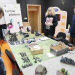 27.11.2021. Kielce. Muzeum Zabawek i Zabawy. Pokaz gier bitewnych / Wiktor Taszłow / Radio Kielce