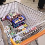 27.11.2021. Kielce. Zbiórka żywności / Wiktor Taszłow / Radio Kielce