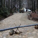 28.11.2021. Święta Katarzyna. Remont wokół kapliczki / Wiktor Taszlow / Radio Kielce