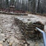 28.11.2021. Święta Katarzyna. Remont wokół kapliczki / Wiktor Taszlow / Radio Kielce